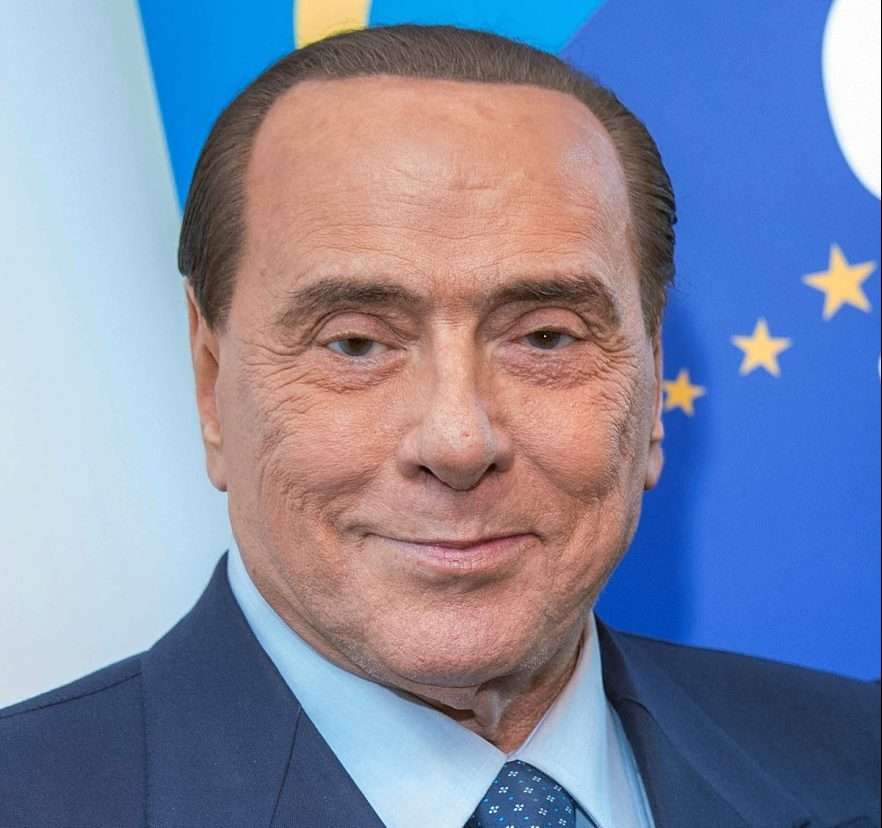 Corsa al Quirinale: Berlusconi rinuncia e chiede che Draghi rimanga a Chigi. Il valzer è cominciato