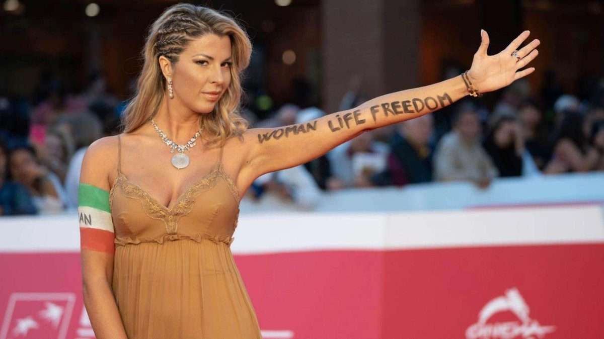 Iran: Le proteste per le donne con Claudia Conte arrivano anche al Festival del cinema di Roma