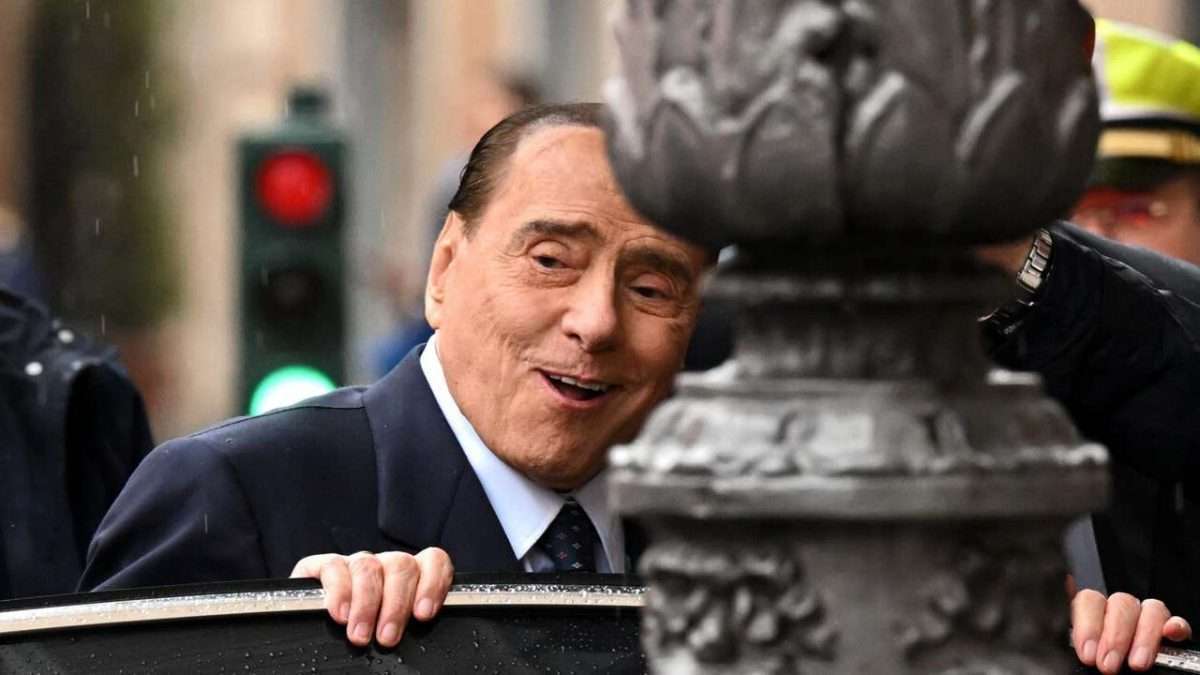 Silvio Berlusconi è di nuovo ricoverato al San Raffaele: “Accertamenti programmati”