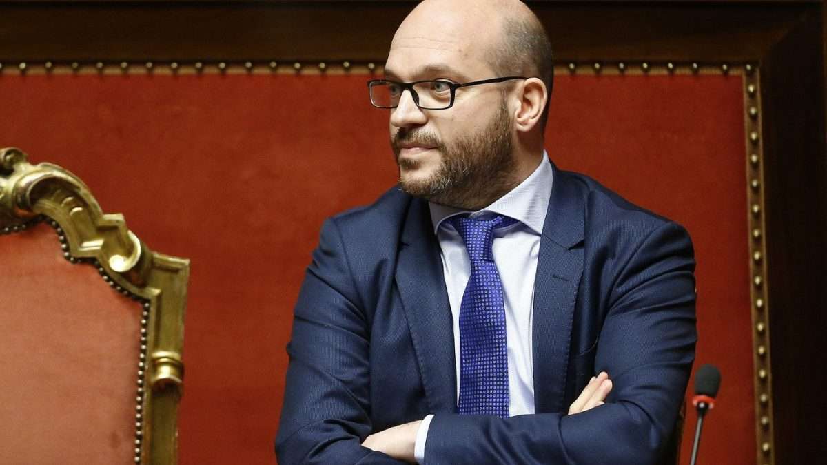 Lorenzo Fontana tra applausi e insulti è il nuovo presidente della Camera, Letta: “L’Italia non merita questo sfregio”