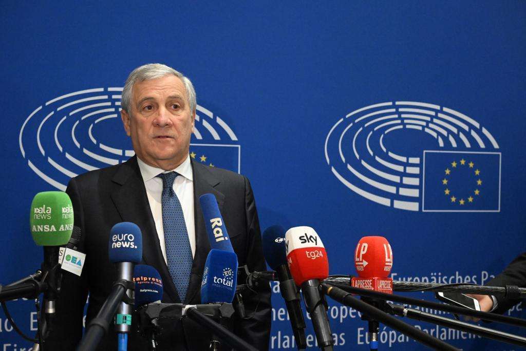 Migranti: Tajani espone il dossier al Consiglio Affari Esteri Ue, Mattarella ha sentito Macron