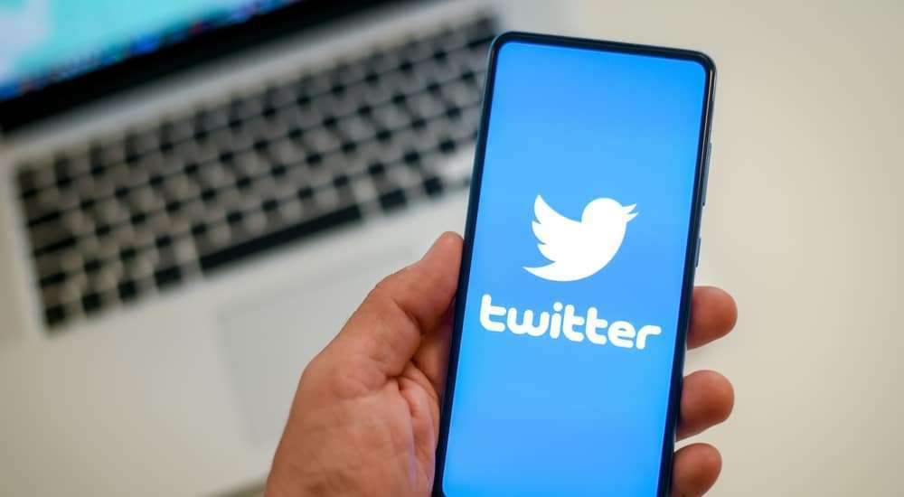 Twitter, Bloomberg: “Licenziato il personale che si occupava di moderazione dei contenuti”