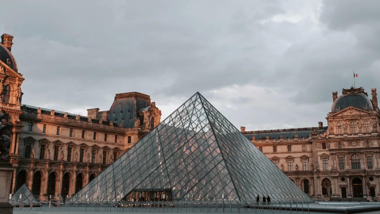 Francia, proteste contro la riforma delle pensioni: chiuso anche il Louvre