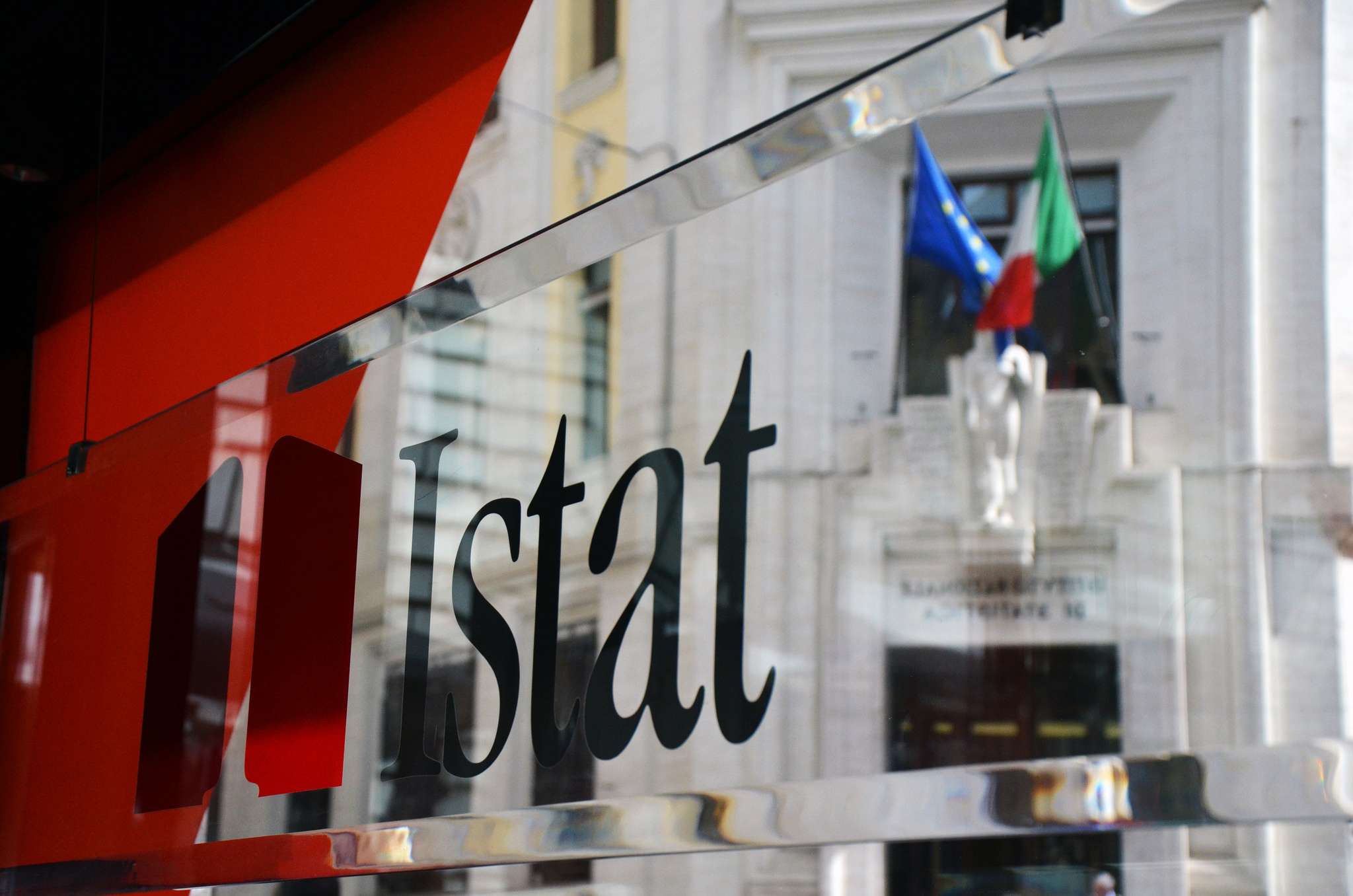 Istat, cala l’inflazione sia in Italia che in Ue. Panetta: “Uno sviluppo favorevole”