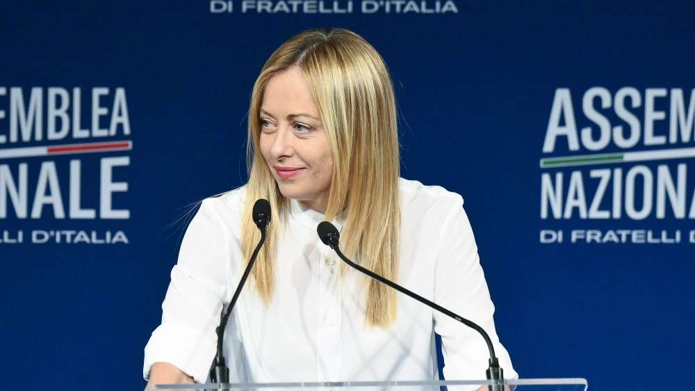 Assemblea di Fdi, Meloni: “Fango gratuito su ogni dirigente del partito. Arianna? sempre penalizzata per il fatto di essere mia sorella”