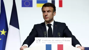 Macron propone l’invio di truppe militari a Kiev, risponde un coro di no