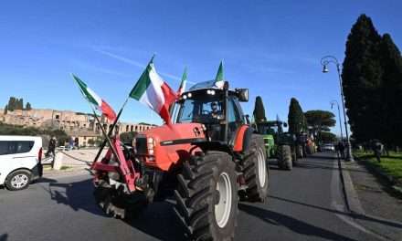 Trattori, gli agricoltori sono di nuovo a Roma: manifestazione a Piazza Bocca della Verità